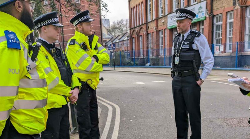 Detective Chief Superintendent James Conway briefing officers in Shoreditch following the crossbow attack (credit: Metropolitan Police)